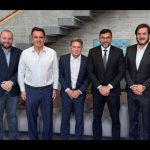 Entre pernadas e alfinetadas, pré-candidatos atraem eleitor vendendo simpatia, sorrisos e abraços