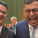 Coração, soco, almoço e café: políticos do Amazonas adotam tática ‘gente como a gente’