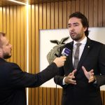 Dino abre apuração sobre emendas para produtora do filme de Bolsonaro