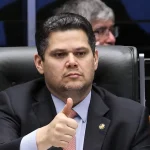 Salazar sobe à Tribuna para acusar Roberto Cidade de aliciar a mãe do filho dele