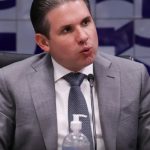 Augusto Ferraz debocha de moradora em Iranduba na porta da Prefeitura: ‘é assim que ele trata as pessoas’